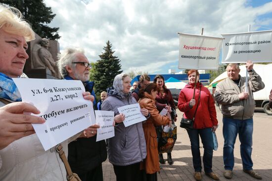 Rally to support program to renovate five-story buildings