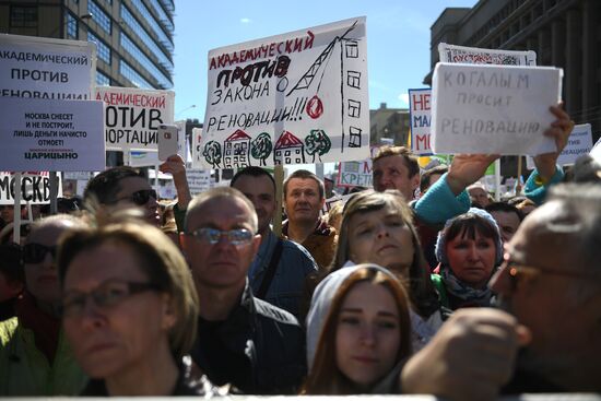 Rally against demolition of Khrushchev-era five-story buildings in Moscow