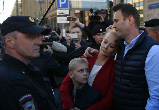 Rally against demolition of Khrushchev-era five-story buildings in Moscow