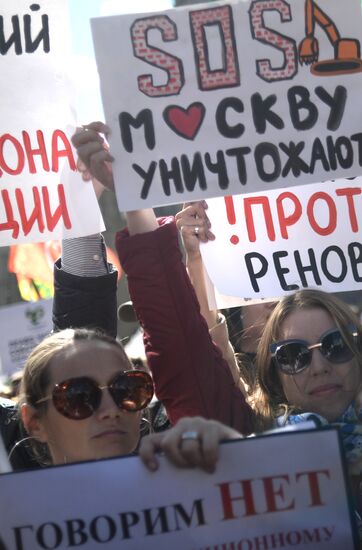 Rally against demolition of Khrushchev-era five-story buildings in Moscow