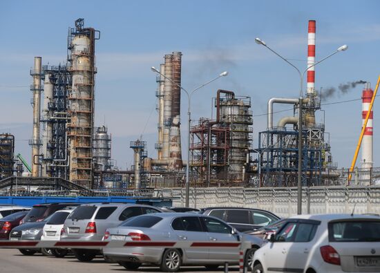 Moscow oil refinery suspends oil input because of emergency