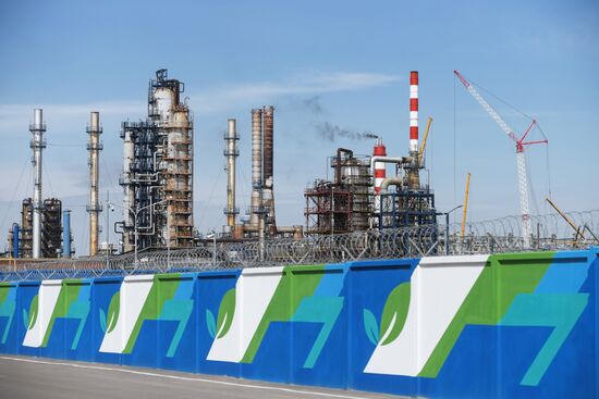 Moscow oil refinery suspends oil input because of emergency