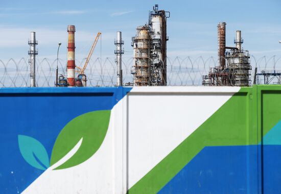 Moscow oil refinery suspends oil input because of emergency