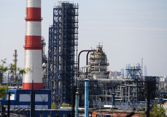Moscow oil refinery suspends oil input because of emergency