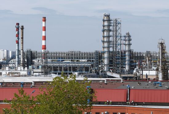 Moscow oil refinery suspends oil input because of emergency