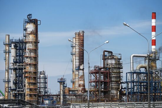 Moscow oil refinery suspends oil input because of emergency