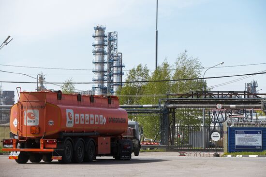 Moscow oil refinery suspends oil input because of emergency