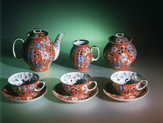 Dulyovo porcelain