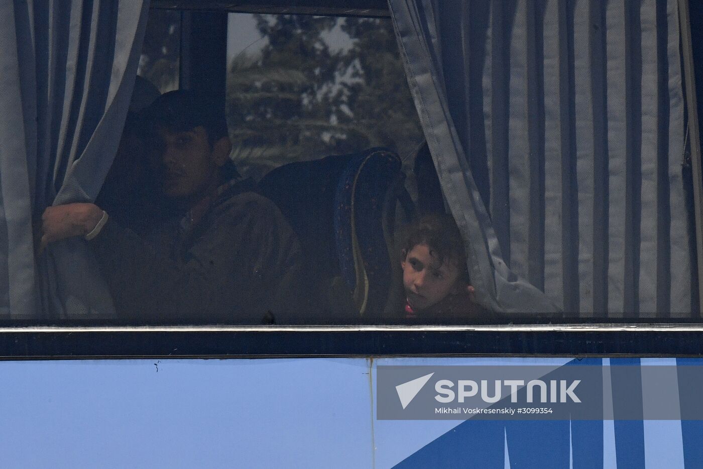 Militants and their families leave Damascus