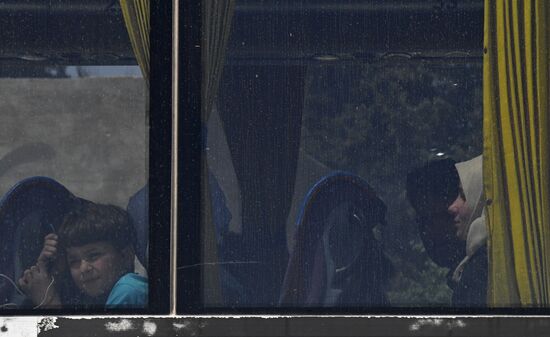 Militants and their families leave Damascus