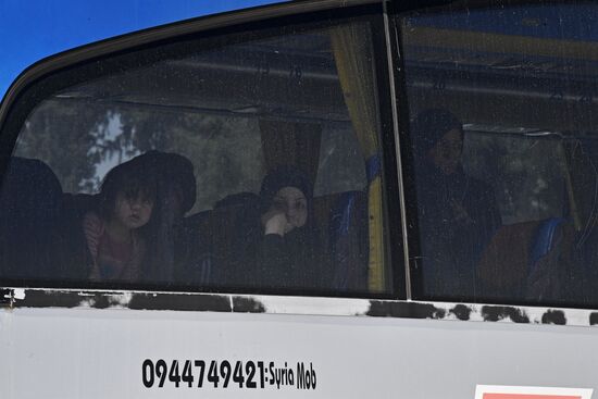 Militants and their families leave Damascus