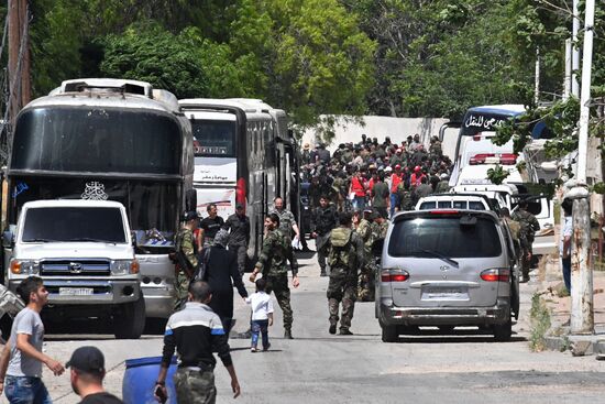 Militants and their families leave Damascus