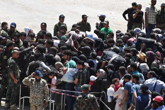 Militants and their families leave Damascus