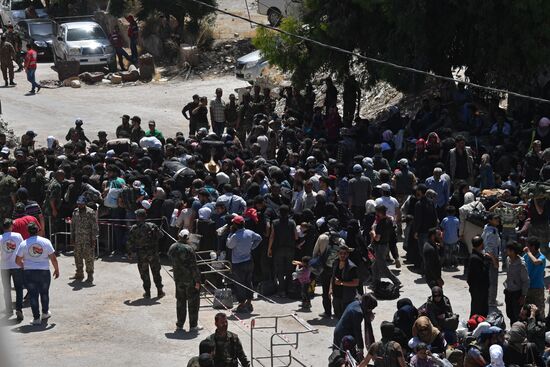 Militants and their families leave Damascus