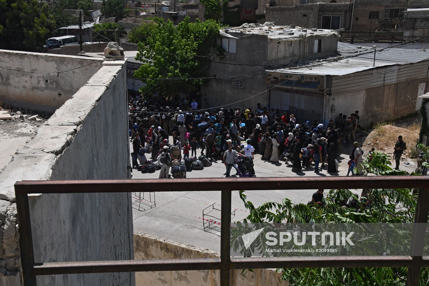 Militants and their families leave Damascus