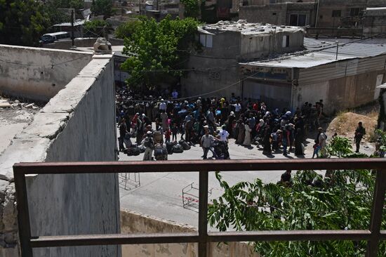 Militants and their families leave Damascus