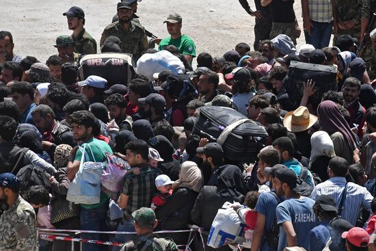 Militants and their families leave Damascus