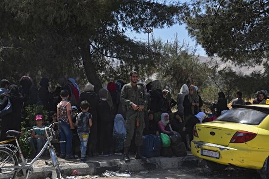 Militants and their families leave Damascus