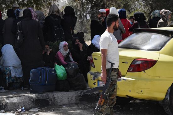 Militants and their families leave Damascus
