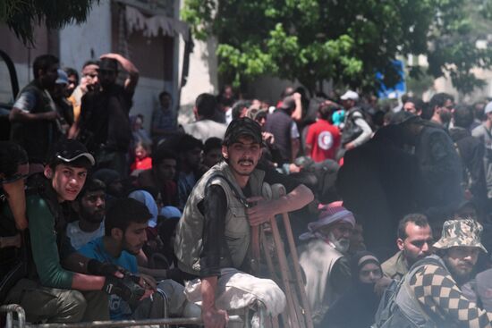 Militants and their families leave Damascus