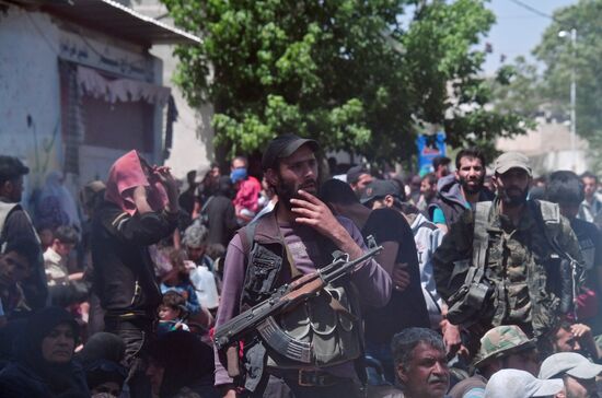 Militants and their families leave Damascus