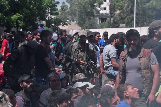 Militants and their families leave Damascus