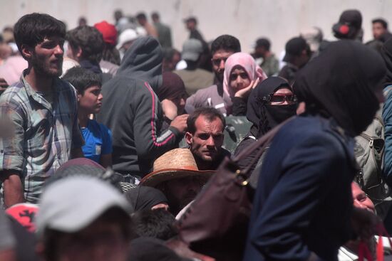 Militants and their families leave Damascus