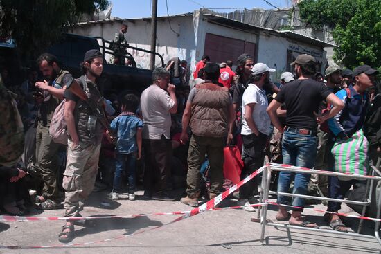 Militants and their families leave Damascus