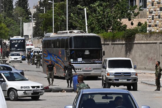 Militants and their families leave Damascus