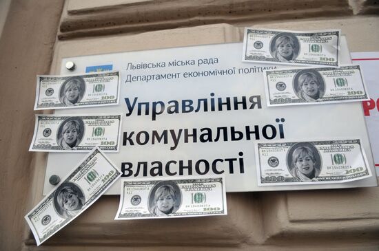 Lviv residents protest communal property thefts by local authorities