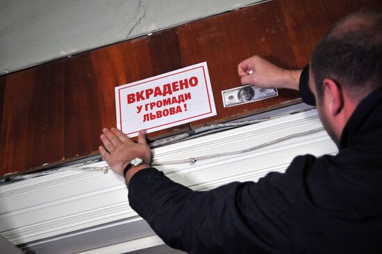 Lviv residents protest communal property thefts by local authorities