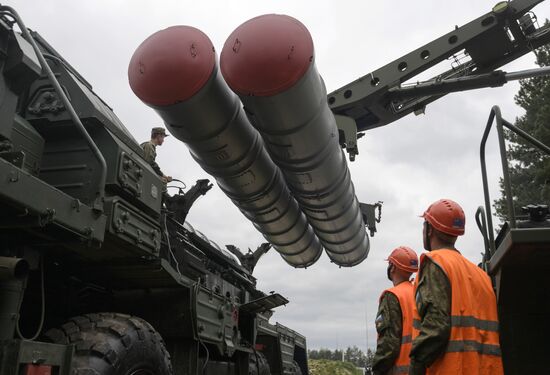 Surface to air-misile regiment drills in Moscow Region