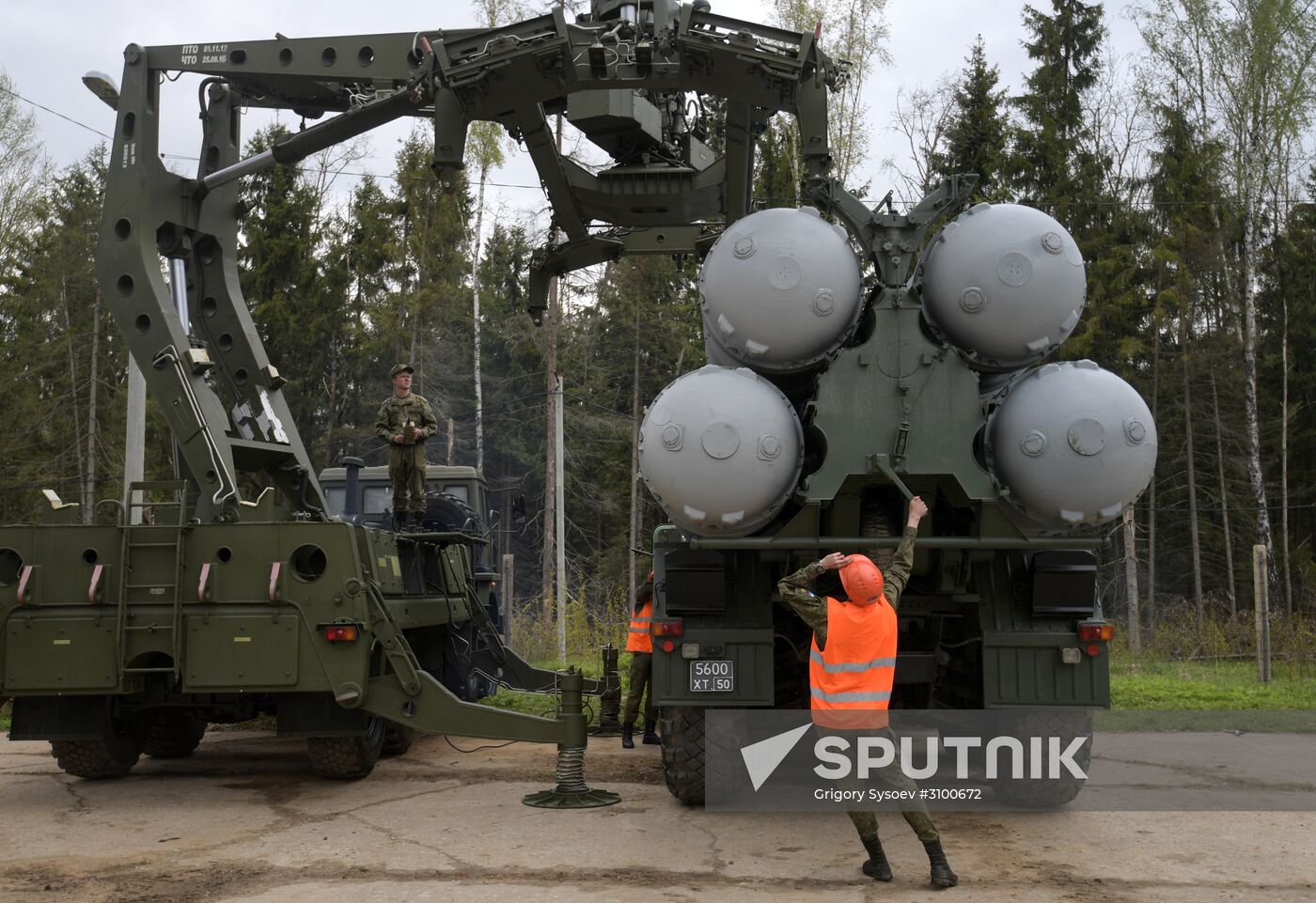 Surface to air-misile regiment drills in Moscow Region