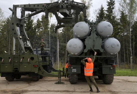Surface to air-misile regiment drills in Moscow Region