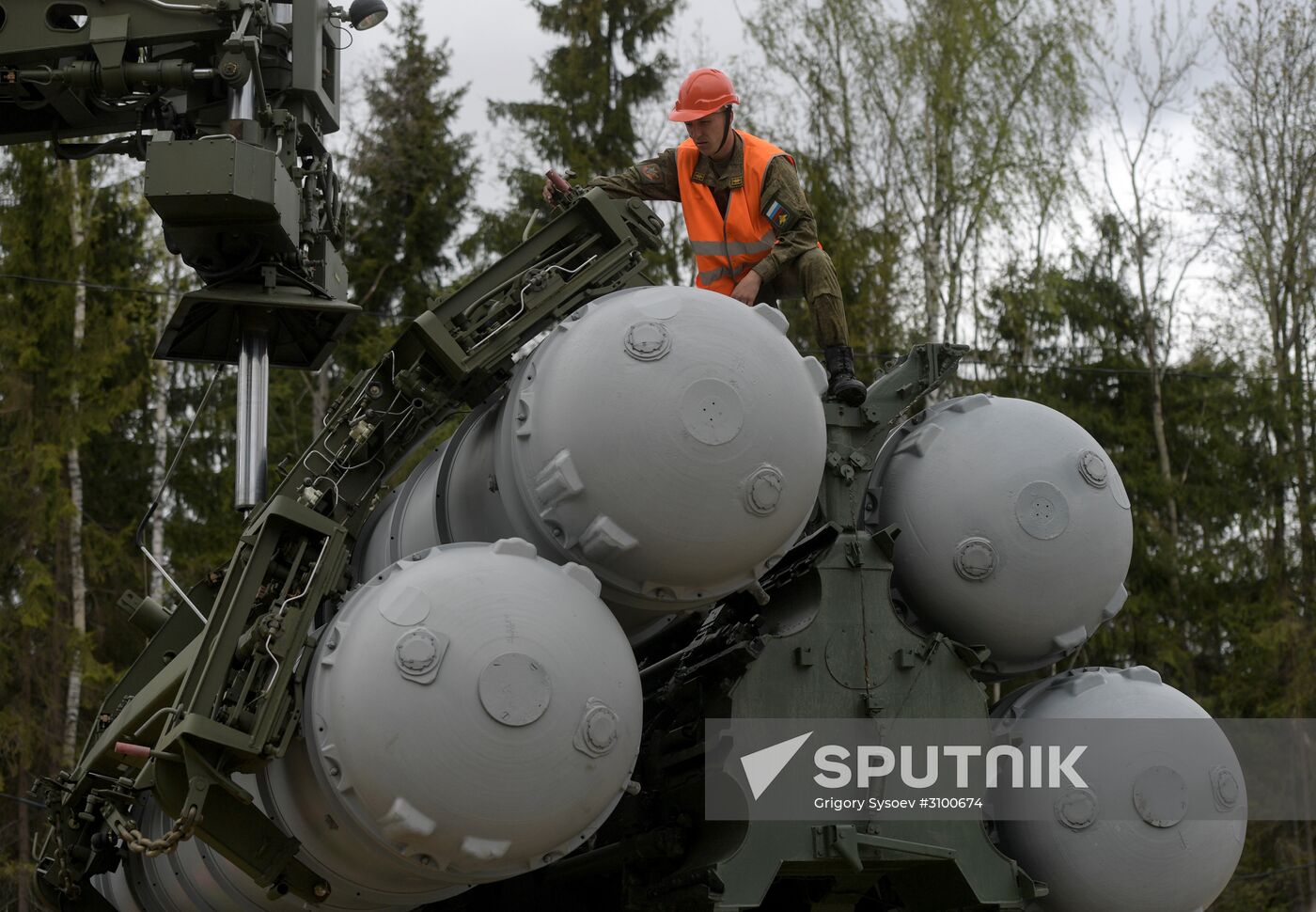 Surface to air-misile regiment drills in Moscow Region