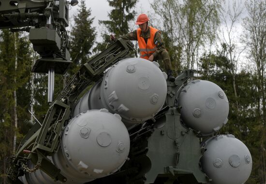 Surface to air-misile regiment drills in Moscow Region