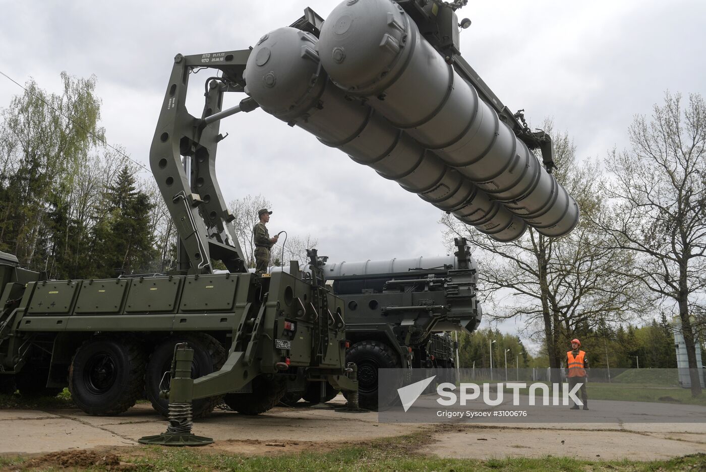Surface to air-misile regiment drills in Moscow Region