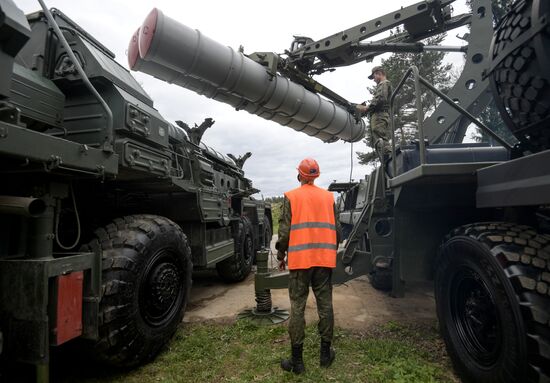 Surface to air-misile regiment drills in Moscow Region