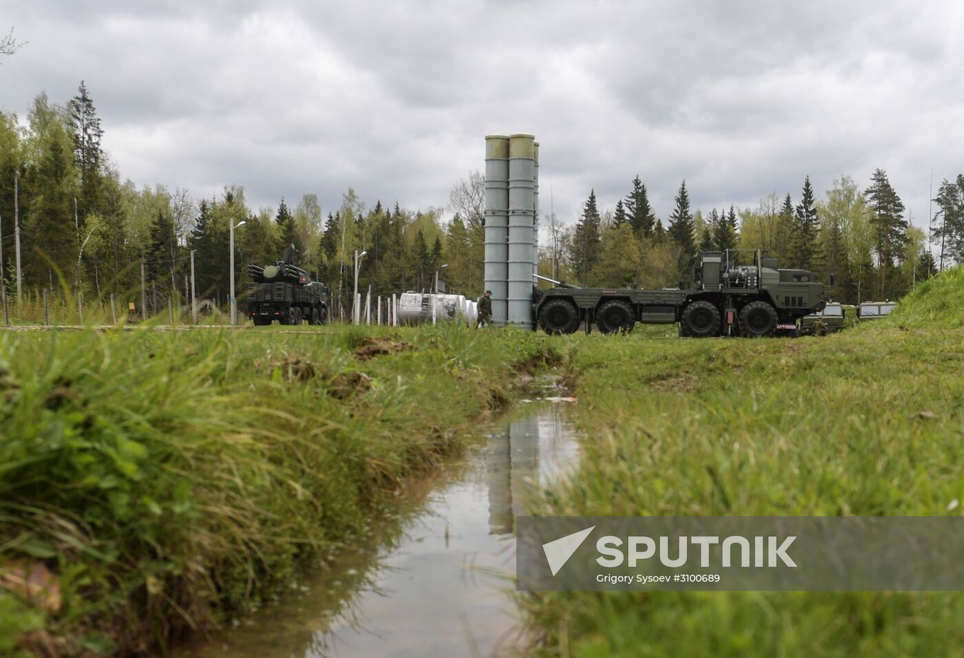 Surface to air-misile regiment drills in Moscow Region