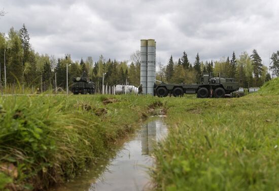 Surface to air-misile regiment drills in Moscow Region