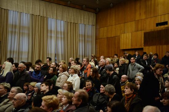 Moscow residents meet with prefects to discuss relocation program