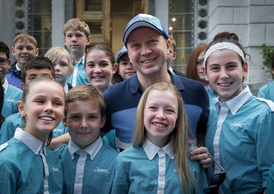 Actor Yevgeny Mironov visits Artek children's center