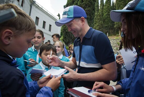 Actor Yevgeny Mironov visits Artek children's center