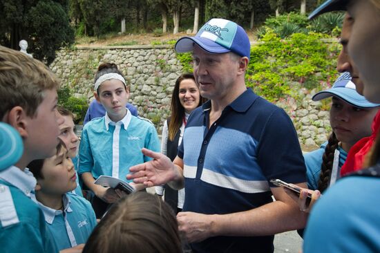 Actor Yevgeny Mironov visits Artek children's center