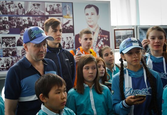 Actor Yevgeny Mironov visits Artek international children's center