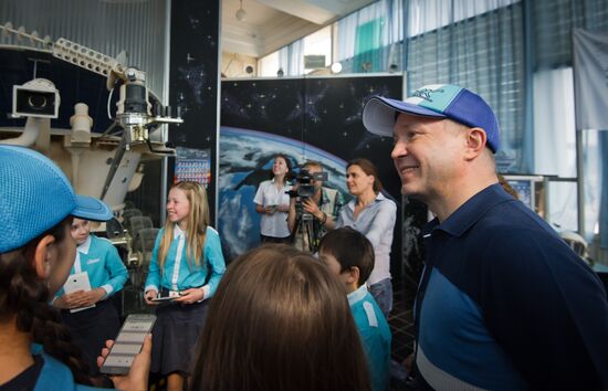Actor Yevgeny Mironov visits Artek international children's center