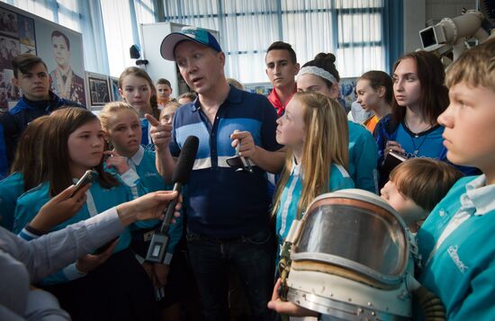 Actor Yevgeny Mironov visits Artek international children's center
