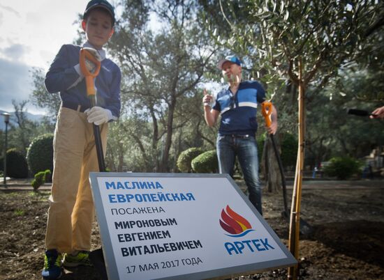 Actor Yevgeny Mironov visits Artek international children's center