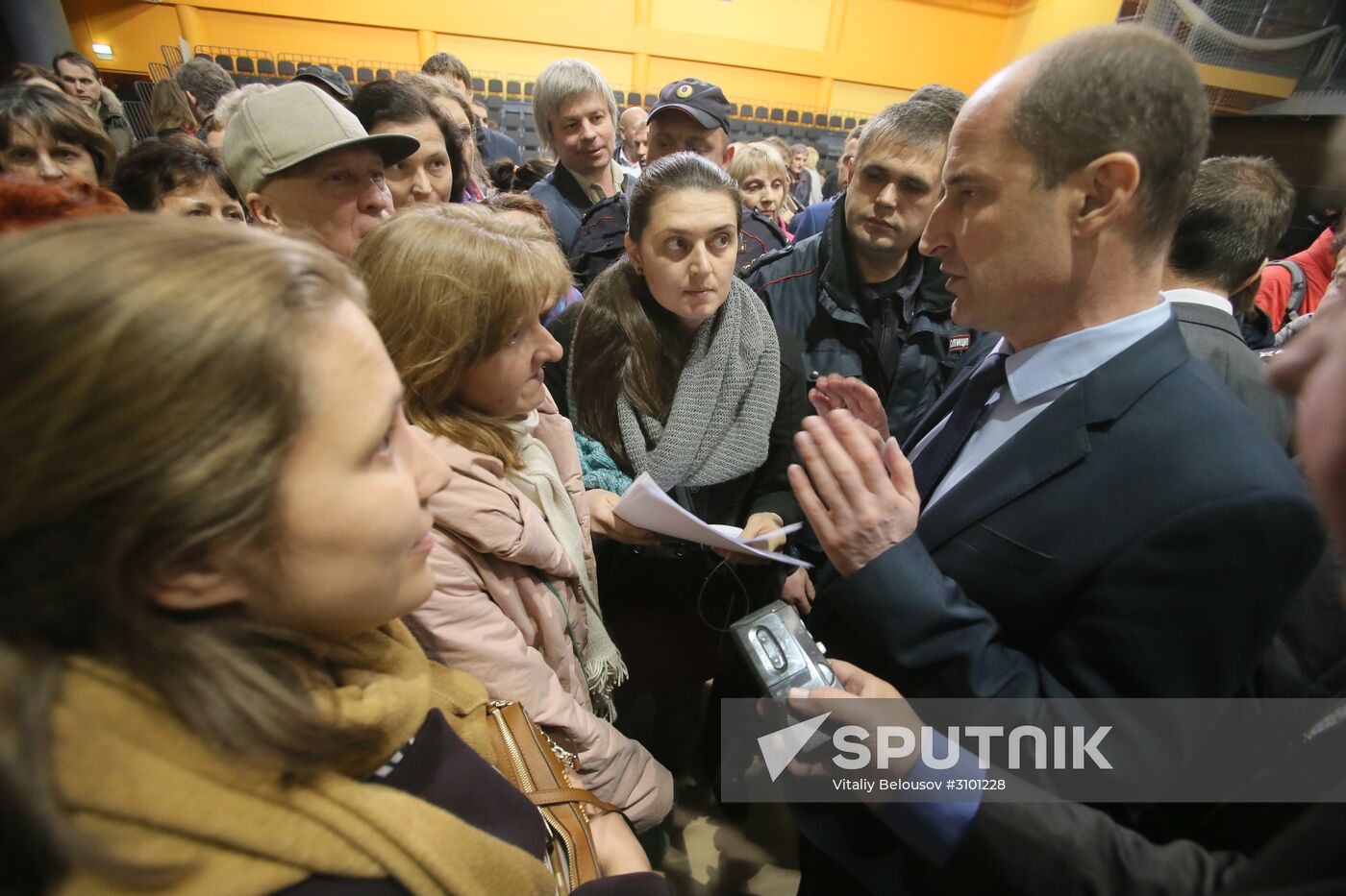 Moscow residents meet with prefects to discuss relocation program