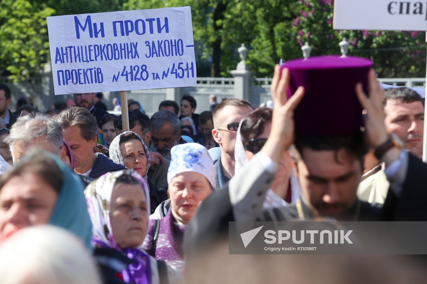 Ukrainian Orthodox Church parishioners protest in Kiev